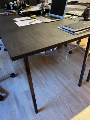 Skrivebord, Hjemmelavet, b: 125 d: 75 h: 71, Det er en 2,5 cm tyk sort mdf plade der er lakeret og h