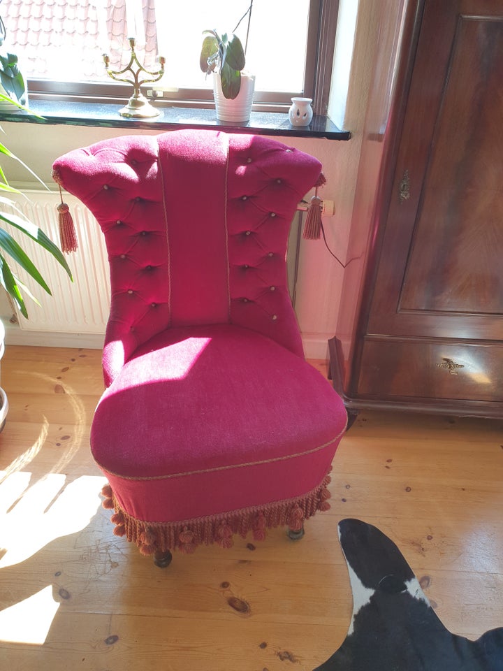Fin gammel stol i rød velour med frynser