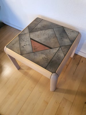 Kakkelbord, Gangsø, Flot lille retro sofabord. 
Dansk produceret kakkelbord i lakeret bøgetræ.
Det s