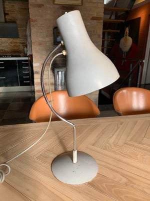 Anden bordlampe, Gammel tysk ESC bordlampe i lys grå

Gammel industri bordlampe fra Tyskland af mærk
