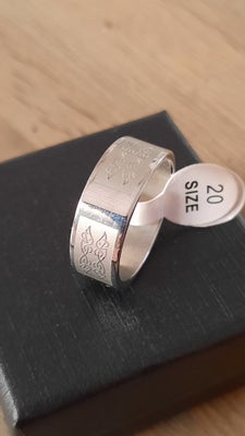 Ring, stål, Smuk, kraftig og bred ring udført i stål med smukt mønster.
Sælges i str: 52,5, 53, 56 s