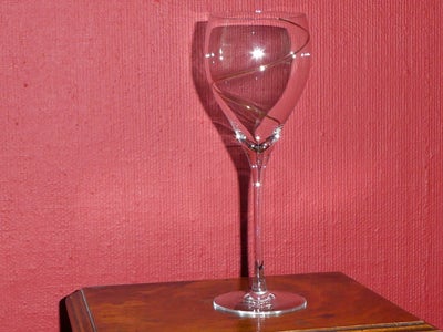 Glas, Vinglas med indlagt guldtråd, Et stk. vinglas med indlagt guldtråd.
23 cm højt.
Står du og man