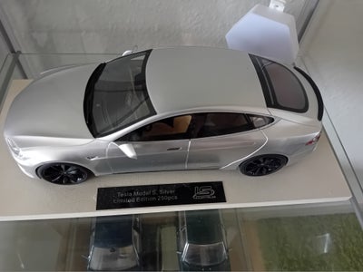 Modelbil, Tesla S, skala 1/18, Har denne model s i resla str 1/18, til salg med original kasse den e