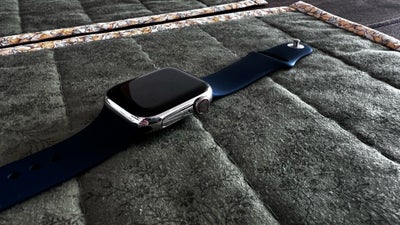 Smartwatch, Apple, Watch Series 7, rustfrit stål, 41 mm, GPS + cellular. Et par små skrammer på den 