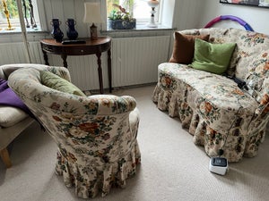 2 personers sofa og stol (blomstret)