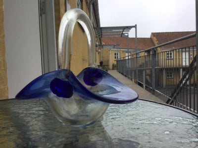 Glas, ••  sød kurv af glas, Ukendt, Rigtig sød kurv af glas med håndtag og blå kant
Denmåler 21 cm, 