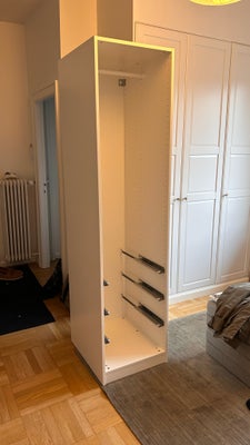 Garderobeskab, Ikea pax, b: 50 d: 58 h: 201, Samlet Ikea pax skab i hvid. 

Købt for små 2 uger side