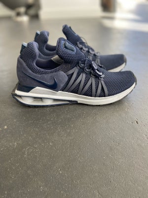 Sneakers, Nike, str. 43,  Næsten som ny, 27,5 cm. Kun brugt to gange. Kan sendes for 50 kr. 

