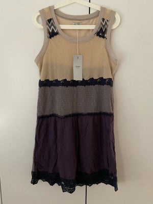 Anden kjole, Repeat, str. M,  Ubrugt, NY - kjole fra Repeat str M.

Brystmål: 98cm
Længde: 89cm

Sta