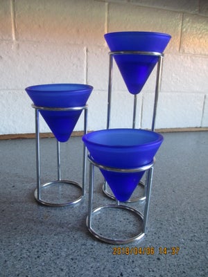 Glas, Lysestager, Glas, Lysestager

Lysestage
Glas, Blå Fyrfads stager

3 kegleformede blå glaslyses