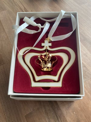 Royal Copenhagen ornament, Stor dobbelt kongekrone fra Royal Copenhagen. Med originalt bånd og æske.