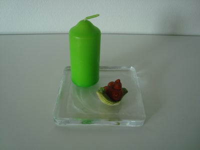 Glas, Lysestage, Firkantet glasplade med grønt bloklys og lille snegl.
L: 10 cm
B: 10 cm
H: 10 cm (l