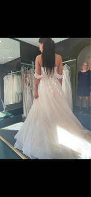 Brudekjole, ., str. S,  Ubrugt, Smuk ny kjole ?????????

Sælger denne smukke brudekjole med slør, un