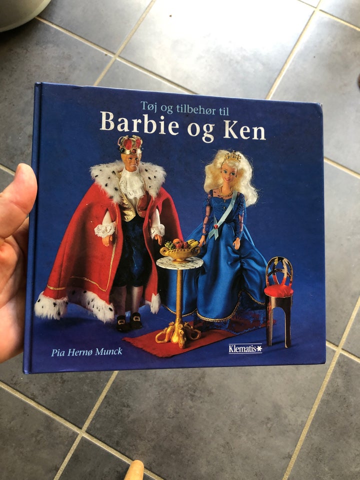 Tøj og tilbehør til Barbie og Kens, Pia Hernø Munck, emne: