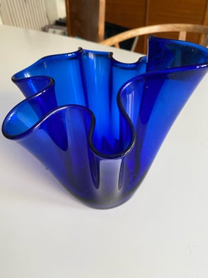 Vase, Tulipanvase, Smuk blå tulipanvase. Ca. 20 x 20 cm. 






Foldevase, tulipanvase, glas vase , 
