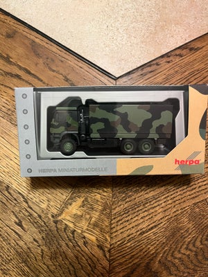 Modellastbil, Herpa, skala H0 - 1:87, Herpa Iveco militær lastvogn sælges.

Skala: H0 1:87
Mærke: He