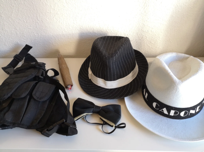 Gangster Kostume, Fint Gangster kostume, 4 dele.
-2 hatte, butterfly, cigar, revolver etui.

Sælger 