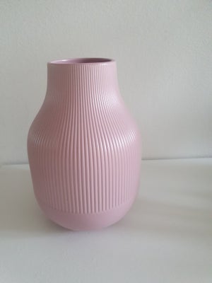 Vase, Vase, Ikea, Fin lyserød ikea vase kun stået som pynt.
H 21