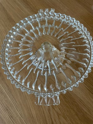 Glas, Lagkagefad, Lagkagefad på fod i slebet krystal. 
28 cm i diameter + 2 “håndtag”
Smukt fad på 8