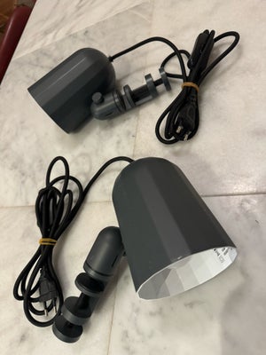 Lampe, HAY, HAY grå spot og arbejdslampe.

Model: NOC Clamp lamp dark gray 

2 stk, sælges kun samle