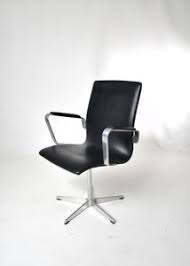 Kontorstol, Arne Jacobsen

Oxford stol med læder armlæn.
Sort læder.

Fin stand.

Venligst
Mobil 53 