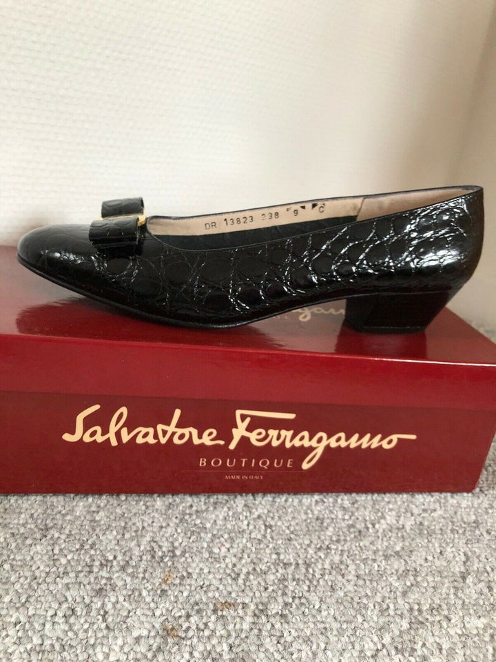 Pumps, str. 39, Salvatore Ferragamo