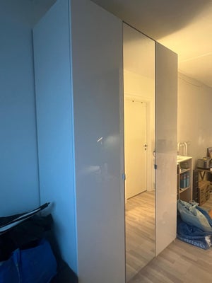 Garderobeskab, IKEA, b: 150 d: 60 h: 234, Todelt pax skab fra IKEA

Skabet til venstre er cirka 50 c