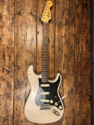 Elguitar, Fender Stratocaster, Super fed strat. Bygget af licensen Fender dele
Asketræ krop 
Nitroce