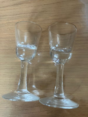 Glas, Snapseglas - små, 2 stk sælges samlet. Ca 8 cm høje - indeholder meget lille snaps

Fra før 19