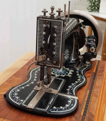 Symaskine, Stoewer, Hånddreven antik Stoewer symaskine fra 1900 med perlemor indlagt. Fantastisk sta