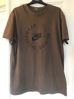 T-shirt, Nike, str. M,  Brun,  Næsten som ny, Fed brun T-shirt fra Nike Sportswear i str M. Fejler i