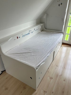 Halvhøj seng, Enkeltseng , b: 90 l: 200, Kvalitetsseng fra Ilva, samme princip som Flexa. Kan trække