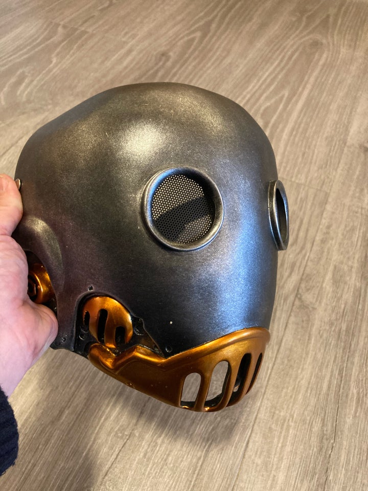 Uniform, Hellboy maske