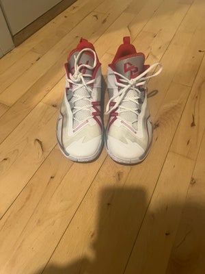 Sneakers, Jordans, str. 47,5,  Hvid og rød,  Næsten som ny, Air Jordans. Brugt 1 gang. Står som nye