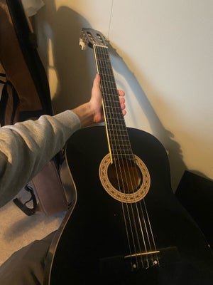 Spansk, Cataluna, Jeg købt som starter guitar og var perfekt til formålet. 

Håber den går videre ti