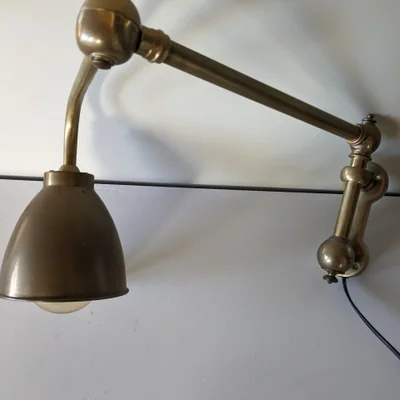 Væglampe, Meget smuk gammel væglampe i messing.
Fungerer upåklageligt, leddelt arm og afbryder knap 