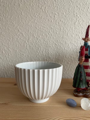 Skål, Lyngby Porcelæn, Lyngby porcelæn - Skål

Størrelse: Ø ca. 10,3 cm. Højde ca. 8 cm.

Stand: Næs