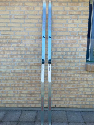 Langrendsski, Fischer, str. 210 cm, Fischer smøre langrendsski, længde 210. Med SNS binding.
Skiene 