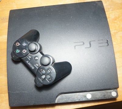 Playstation 3, Perfekt, Playstation 3 Slim PS3 Slim med en controller og strømkabel. Konsollen er te