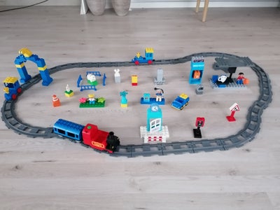 Lego Duplo, Elektrisk Togbane, Batteri tog, 3 togvogne, Mennesker samt forskellige klodser, Sælges s