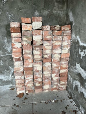 Gamle Mursten, 75 stk gamle mursten i rigtig god stand. Stenene måler 23,5 x 11,5 cm og vi har selv 