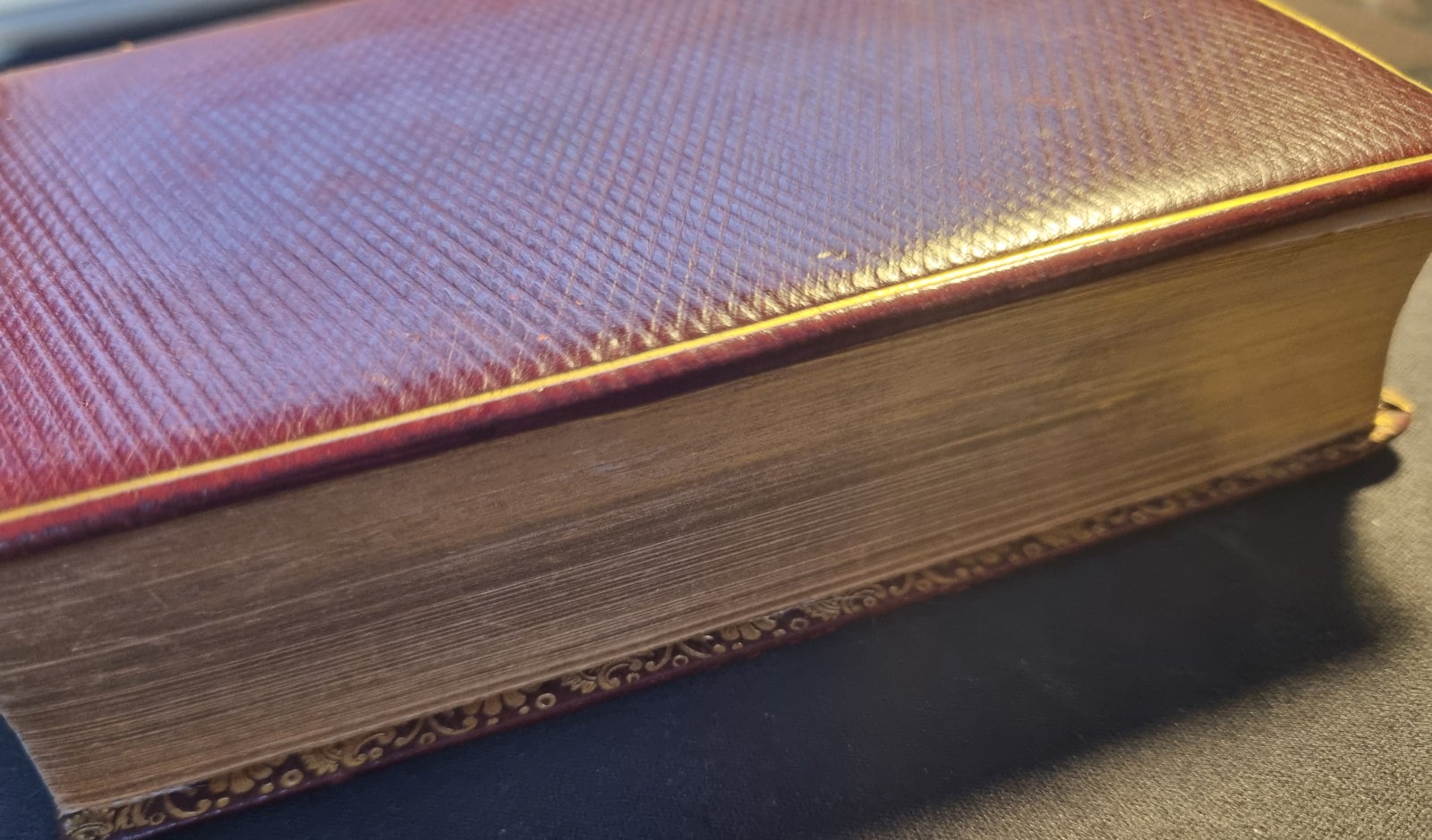 Psalmebog, Læderindbundet med guldornamentering, 105 år