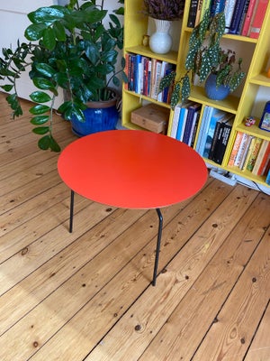 Sofabord l: 55 h: 40, Sælger dette smukke og elegante sofabord fra Bolia i rød/orange. Elsker bordet