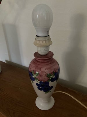 Anden bordlampe, Charmerende lille og gammel bordlampe med blomstermotiv.
Afbryder på ledning.
Ledni