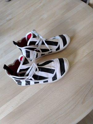 Sneakers, str. 39, Lola ramona,  Sort,hvid , rød,  God men brugt, Rigtig smart sko, god kvalitet og 