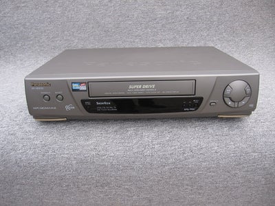 VHS videomaskine, Panasonic, NV-HD630, Perfekt, 
- SUPER DRIVE,
- Koksgrå,
- NTSC playback,
- 2 x Sc