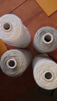 Garn,  uld garn først til mølle, 1850 gr 100 % uld, strikkes på pind 4-6 kender ikke løbelængden. 
s