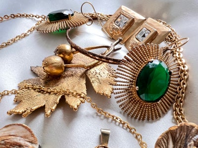 Andet smykke, andet materiale, Samling smykker, En samling vintage smykker bestående af 2 halskæder,