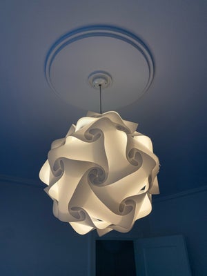 Lampeskærm, Ukendt, Denne lette puslespil lampeskærm giver et hyggeligt lys og sjove skygger. 

Lave