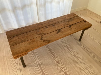 Bænk, / sofabord,
b: 45 l: 120 h: 40 cm
Bygget af træ fra loftslem i gammelt staldloft. Der er fx et